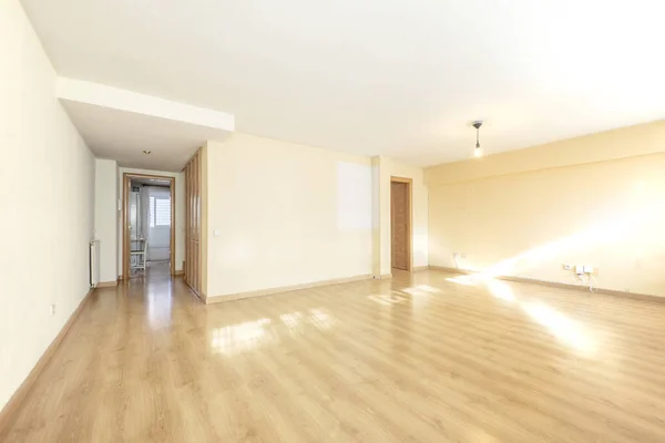 Large Empty Living Room Oak Colored Wooden Floorboards Cream Painted — Stock Photo, Image