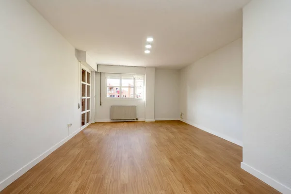 木製の床を持つ家具の空のリビングルーム 新鮮な塗装の壁とガラス張りのテラスへのアクセス — ストック写真