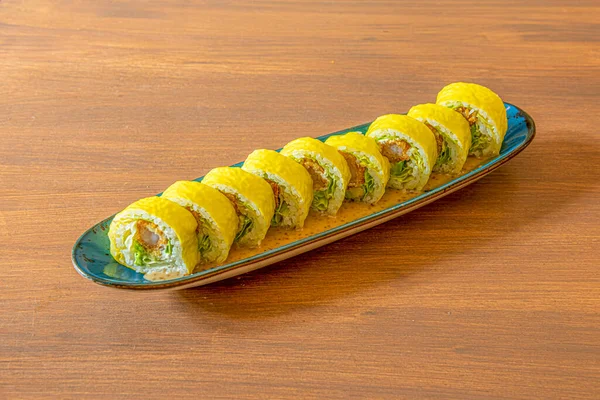 Sebze dilimlerinden yapılmış. Suşi ruloları renkli sebze dilimleriyle kaplı kaliteli malzemelerle dolu.