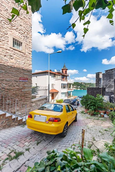 Ein Taxi Fährt Die Steilen Hänge Von Besiktas Richtung Bosporus — Stockfoto