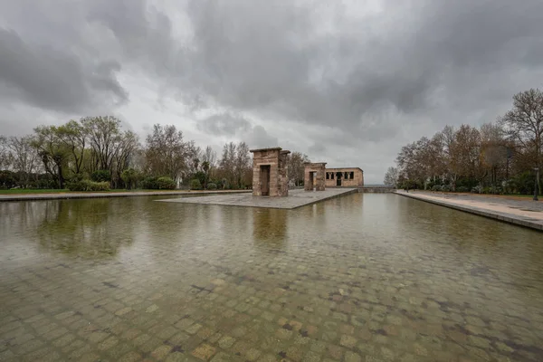 Temple Debod Dans Parque Del Oeste Milieu Une Lagune Artificielle — Photo