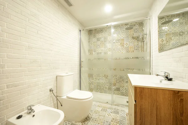 Toilet Tiled Hydraulic Tiles One Wall Floors Another Similar White — Stock Photo, Image