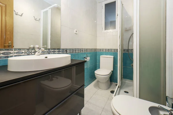 Łazienka Błyszczącą Czarną Szafką Białą Porcelanową Umywalką Aluminiowym Kabiną Prysznicową — Zdjęcie stockowe