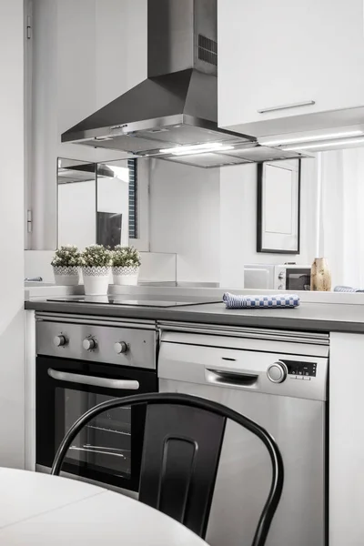 Detalhe Uma Cozinha Contemporânea Com Eletrodomésticos Aço Inoxidável Armários Brancos — Fotografia de Stock