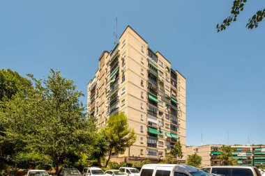 Madrid şehrinde bir apartman binasının ön cephesi.
