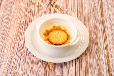 Muhallebi İspanyol mutfağında yaygın bir mandıra tatlısıdır. Süt, yumurta sarısı, şeker ve vanilya veya limon gibi aromalardan yapılmış bir kremadır.
