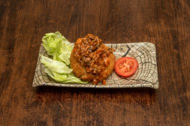 Patates bombaları, aynı zamanda doldurulmuş patates olarak da bilinir, evde yapılması çok kolaydır, sadece bir tarifin adımlarını takip etmeniz yeterlidir.