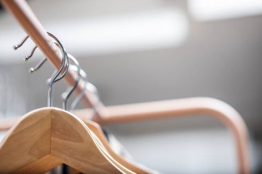 Askı ya da elbise askısı, asılmasını kolaylaştırmak için tasarlanmış, özellikle ceket, kazak, gömlek, bluz ya da elbise şeklinde bir cihazdır.