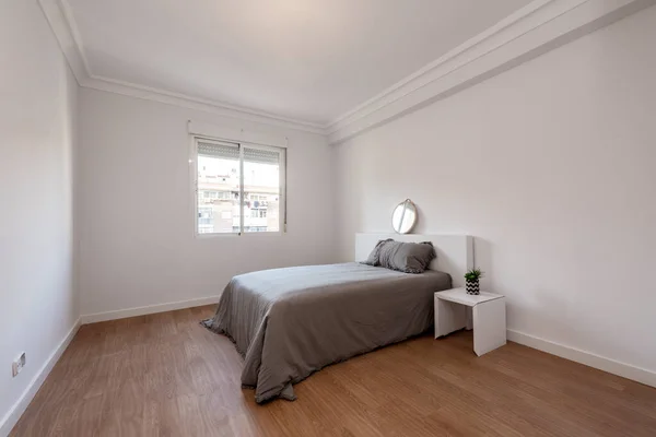 木製の床にアルミ窓と白い家具とグレーのベッドルームとベッドスプレッド — ストック写真
