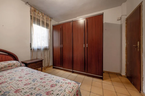 ヴィンテージレッドウッドの家具と茶色のテラゾの床を持つ部屋 — ストック写真