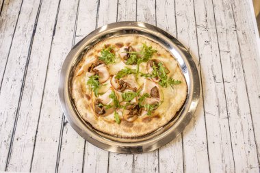 Siyah mantar soslu ve mantarlı pizza. Mantarlı pizza için çok basit bir tarif.
