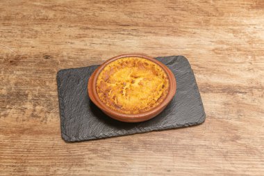 quesada pasiega, Cantabria 'nın Valles Pasiegos bölgesinin süt rennet, tereyağı ve şekerden yapılan tipik bir tatlısıdır..