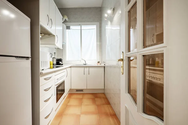 Overdekte Keuken Met Witte Houten Kasten Wit Houten Aanrecht Zwarte — Stockfoto