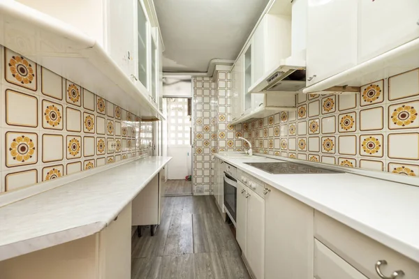 Cocina Amueblada Con Azulejos Diseño Kitsch Vintage Suelos Madera — Foto de Stock