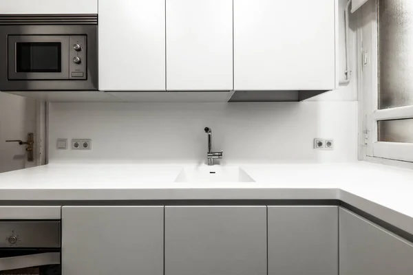 白いワンピースカウンターとステンレス製の家電付きキッチン — ストック写真