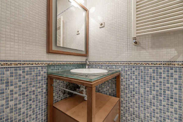 Toaleta Drewnianą Szafką Wiśniową Szklanym Blatem Grzejnikiem Ściennym Kwadratowym Lustrem — Zdjęcie stockowe