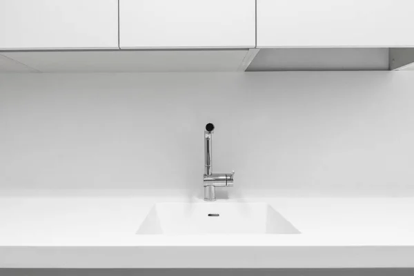 デザイナーキッチンの白いカウンタートップと一片のシンク — ストック写真