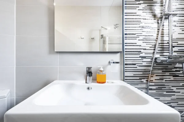 Biały Zlewozmywak Naczyń Obok Ekranu Prysznicowego Toalecie Wynajmu Apartamentu — Zdjęcie stockowe