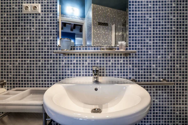 Μπάνιο Λευκό Χωματουργικό Νεροχύτη Καθρέφτη Και Μεταλλικό Ράφι Και Μπλε — Φωτογραφία Αρχείου
