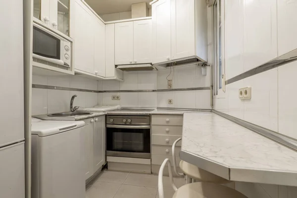 Μικρή Λευκή Κουζίνα Μαρμάρινους Πάγκους Απομίμησης Ξύλου Συσκευές Ψυγείο Ανοξείδωτος — Φωτογραφία Αρχείου