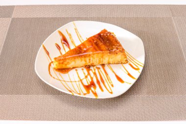 Flan, kremalı ve jelatinli bir doku elde etmek için dondurulmuş yumurta, süt ve şekerle hazırlanmış kremalı bir tatlıdır.