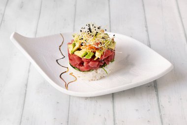 Efsaneye göre yemek ismini Orta Asya bozkırlarının Tatarlarından alır, ama aslında orijinal tartar sosundan gelir. Bu yemek birçok Avrupa ülkesinde çok popülerdir..