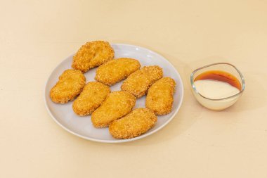 Pakistan 'da soslu kebap restoranında servis edilen kızarmış nugget.