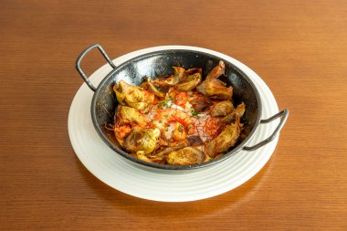 Kızarmış enginarlı omlet ve siyah diş mineli güveçte karides pişirmek için harika bir tarif.