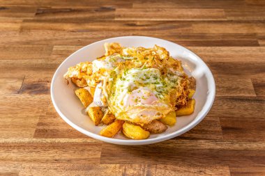 Kırık yumurtalar bir kızartma banyosuna ya da çok sıcak yağ, domuz yağı ya da kaz yağı içeren bir kızartma tavasına yerleştirilir. Yumurta beyazı pıhtılaşmış ve hafif kahverengi ve yumurta sarısı pişmemiş..