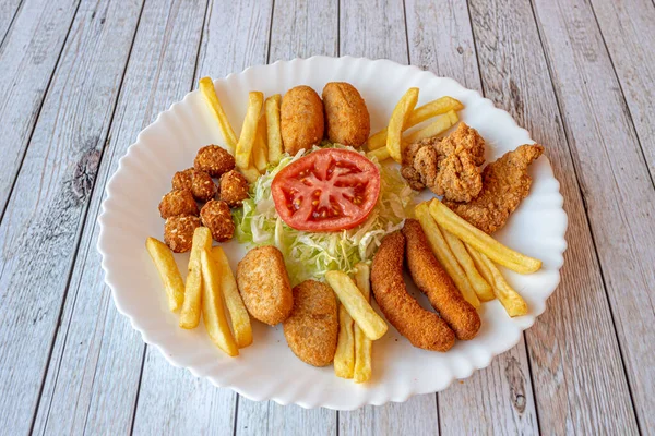 크로켓 프렌치 프라이 닭고기 손가락 닭고기 구타당하고 도마도 샐러드 자들의 — 스톡 사진
