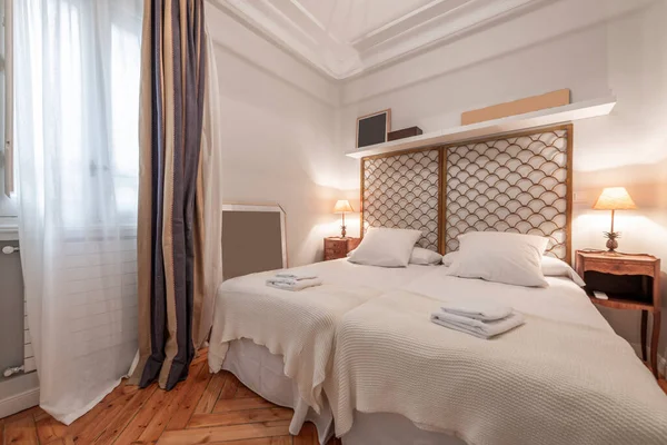 Dormitorio Con Dos Camas Individuales Cabecero Metal Dorado Decorativo Mesitas — Foto de Stock