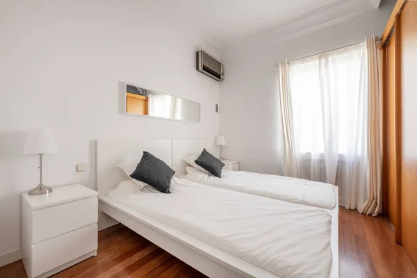 Dormitorio Con Dos Camas Individuales Cabecera Espejada Mesas Madera Blanca — Foto de Stock