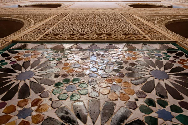 Κεραμίδια Γεωμετρικά Και Αραβικά Σχήματα Έναν Τοίχο Από Μερικά Αραβικά — Φωτογραφία Αρχείου