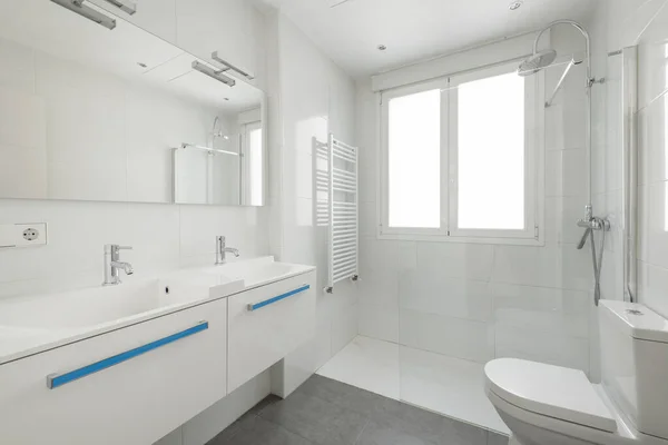 Beyaz Porselenli Yeni Banyo Çift Lavabo Dikdörtgen Çerçevesiz Ayna Havluları — Stok fotoğraf