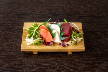 Bu tepsi sashimi ya da çiğ balık dilimleri Japon mutfağının bize getirdiği lezzetlerden biridir. Çipura, somon, ton balığı, wasabi ve soya sosu..