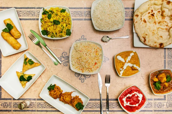 Набор Индийских Блюд Рисом Плов Овощными Самозами Красным Карри Кормой — стоковое фото