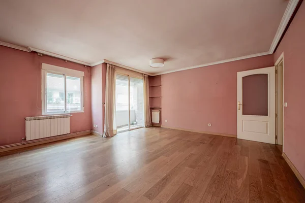 Prázdný Obývací Pokoj Přístupem Terasu Hliníkové Radiátory Růžové Malované Stěny — Stock fotografie