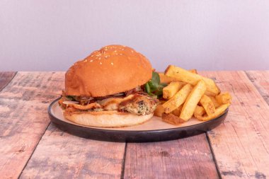 Kıyılmış tavuk eti aromatik otlarla karıştırılır ve daha sonra un, yumurta ve ekmek kırıntılarıyla kaplanır ki çıtır çıtır olsun. Ayrıca roka, brie peyniri ve şekerli domates de var..