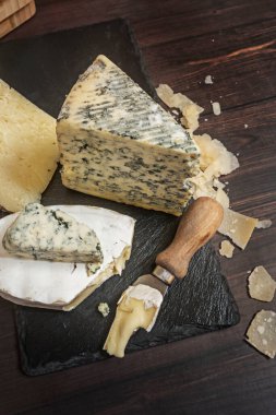 Mavi peynir, özellikle inek sütü, yumuşak peynir, güçlü bir tat ve kokuya sahip, hazırlanırken geliştirilen mantar türünün ürettiği kendine özgü mavi-yeşil çizgileri var.