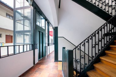 Merdivenler tipik bir Madrid Corrala 'sının içinde, koridora bağlı bir asansörle.