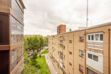 Ortak alanlarda bahçeli ve büyük ağaçlı konut binalarının cepheleri