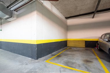 Bir şehir konut binasında park alanı sarı ile sınırlandırıldı