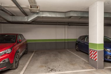 Konut binasının garajı beyaz boyayla kaplanmış.