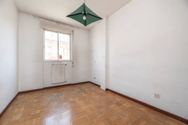 Boş yatak odası, Fransız meşesi parke döşemesi, alüminyum pencere ve yeşil kumaş lamba.