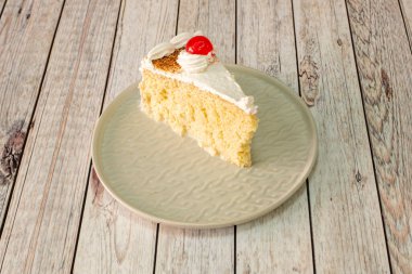 Tres leches keki. Adı üç çeşit sütle hazırlanmasından gelir: buharlaşmış, krema ve yoğunlaştırılmış süt..
