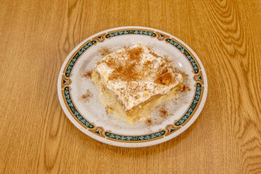 Süper zengin, sulu Ceneviz sünger keki, üç süt ve kremalı kaplama ile iyice nemlendirilmiş. Hangi bölgelerde olduğuna bağlı olarak, krem ile kaplıdır.