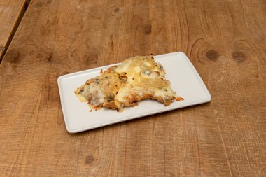 Tadının yumuşaklığı ve dokusunun kolayca erimesi, mozzarella peyniri pizzanın ana malzemesi haline geldi.