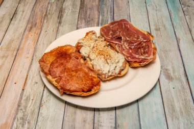 İspanyol tostları, Serrano jambonlu zeytinyağlı, lakonlu biberli, fileto ve erimiş keçi peynirli.