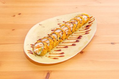 Rulo suşi, sadece dış katmanı suşi pilavı ve iç katmanı da Norveç yosunu. Japonca 