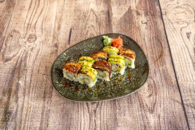 Rulo suşi, sadece dış katmanı suşi pilavı ve iç katmanı da Norveç yosunu. Japonca 